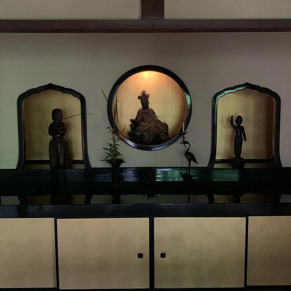 窓から覗く三体の仏像