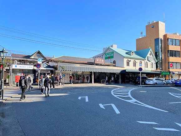 鎌倉駅の駅舎とロータリー