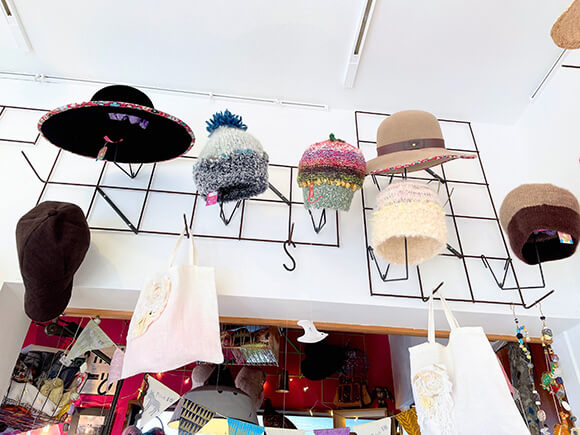 天井に飾られたハットやニット帽