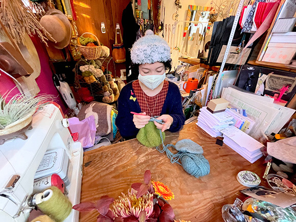 帽子を編む女性
