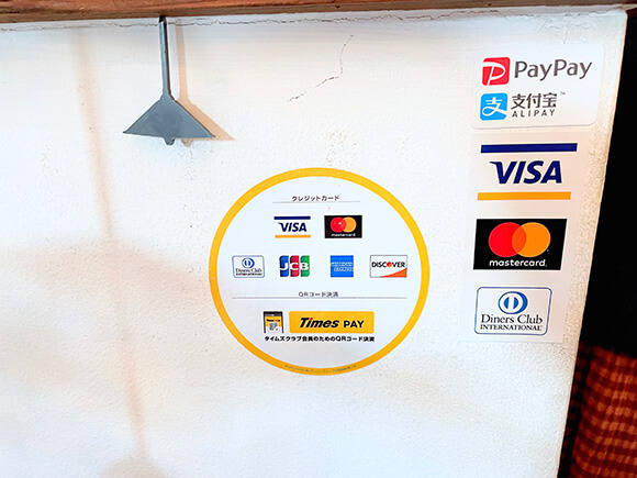 クレジットカードのブランドが書かれた壁