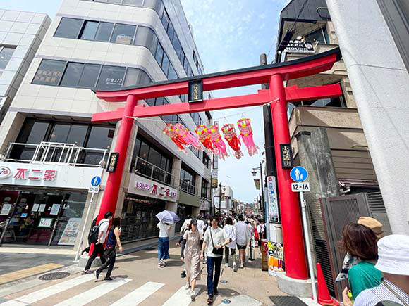 通りに建つ朱色の鳥居