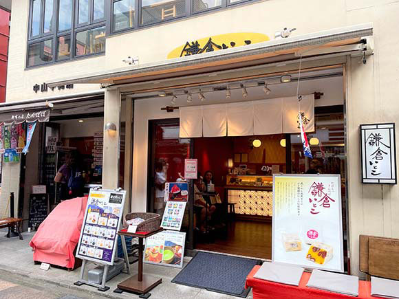 白暖簾と緋毛繊が印象的なお店の外観