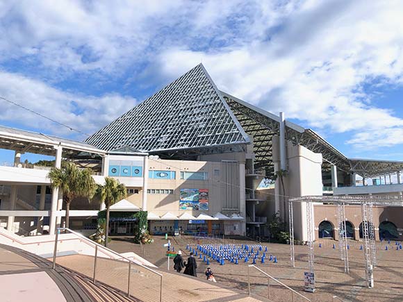 三角屋根の水族館外観