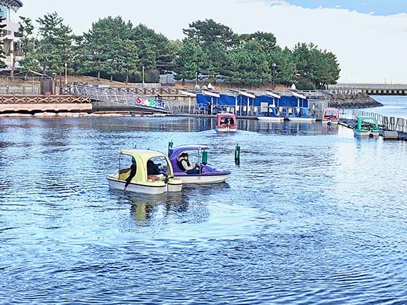 海を進む２台のシーボート