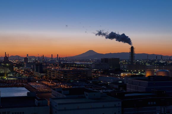 富士山と工場地帯の夕景