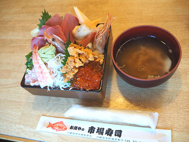 豪華な海鮮丼