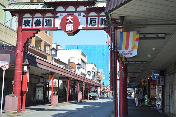 屋根がついた立派な赤い門