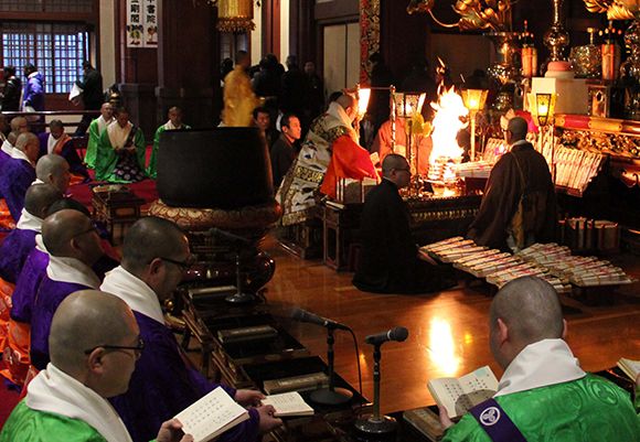 大本堂に集まった大勢のお坊さんでの祈祷