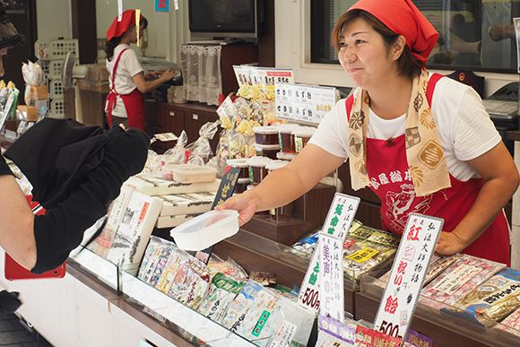 飴の試食をすすめる女性店員