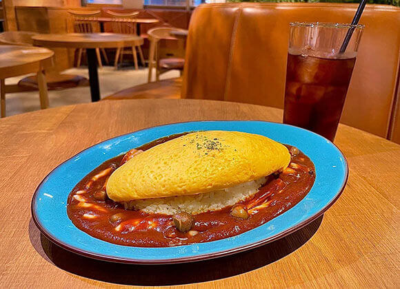 黄味がかったカレー