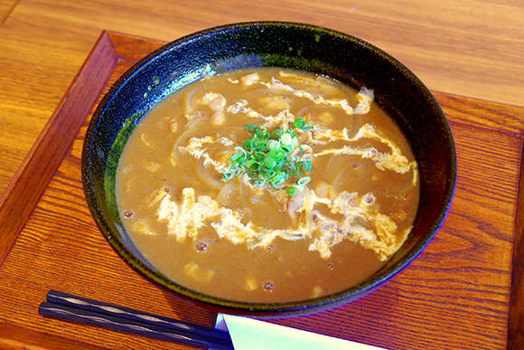 黒い器に入ったカレーうどん