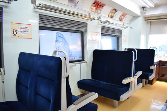 電車内のようなイートインコーナー