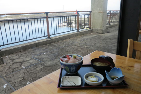 海鮮丼と目の前に広がる海