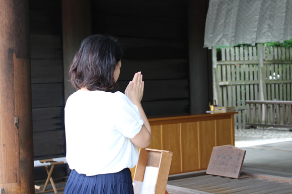 手を合わせる女性