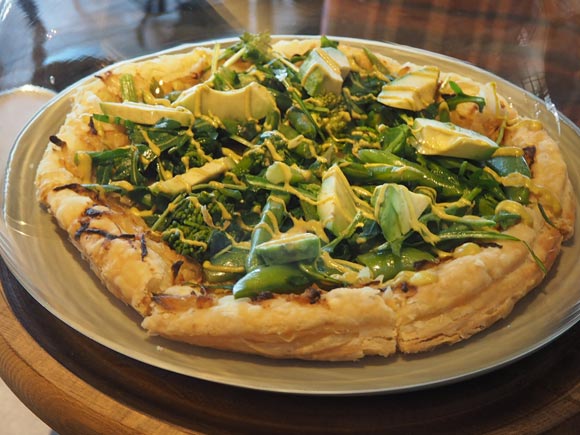 緑色野菜がのったピザパイ