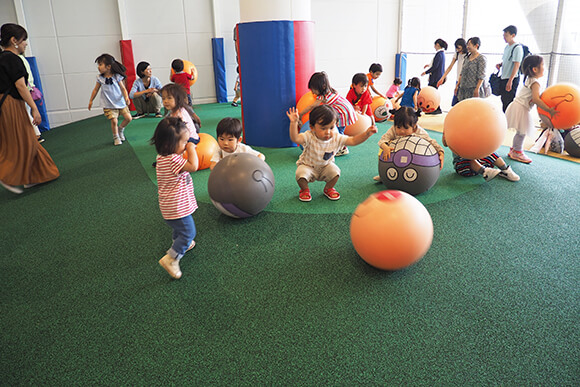 ボールで遊ぶ子供達