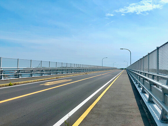 城ケ島大橋の車道と歩道