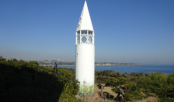 先の尖った真っ白な灯台