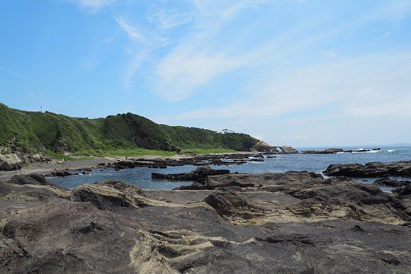 海と岩場