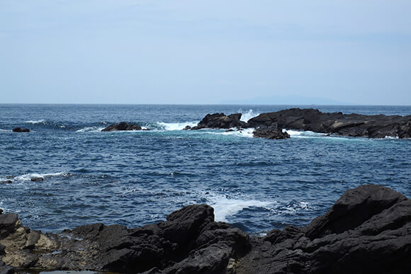 白く波が立つ海