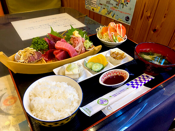 舟盛りのマグロとご飯と味噌汁と惣菜など