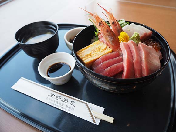 マグロなどがのった海鮮丼