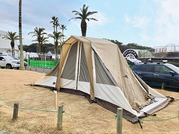 キャンプサイトに立つテント