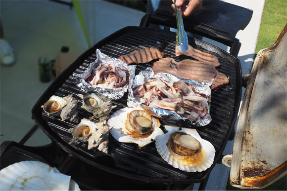 美味しそうに焼ける魚介類や肉