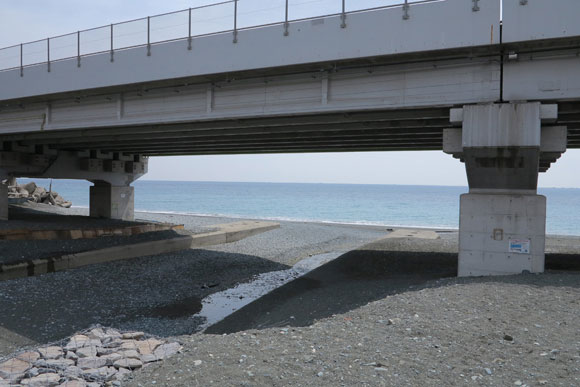 梅沢海岸と西湘バイパス