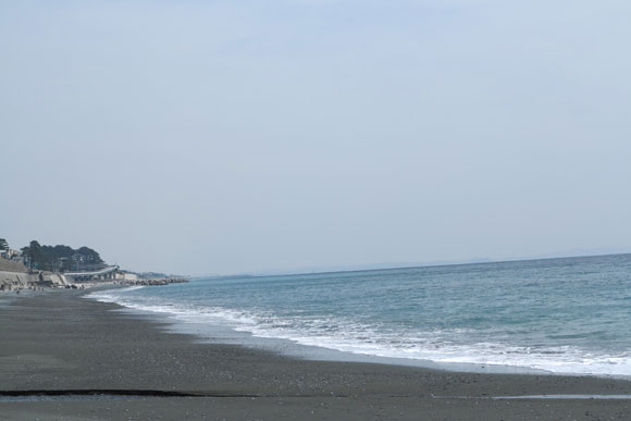 砂浜と海と左端に街並み