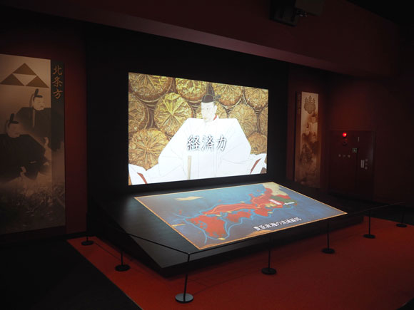 スクリーンに映る豊臣秀吉の肖像画