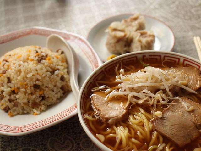 醤油ラーメンと炒飯とシュウマイ