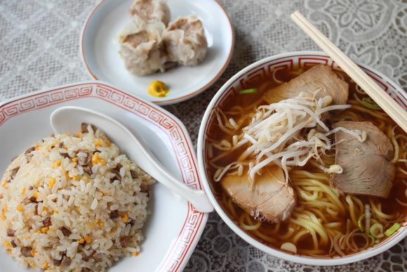 上から見たラーメンと炒飯とシュウマイ