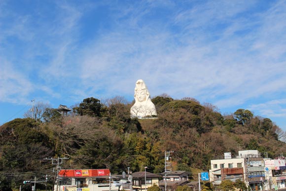 山の中からつき出る観音様