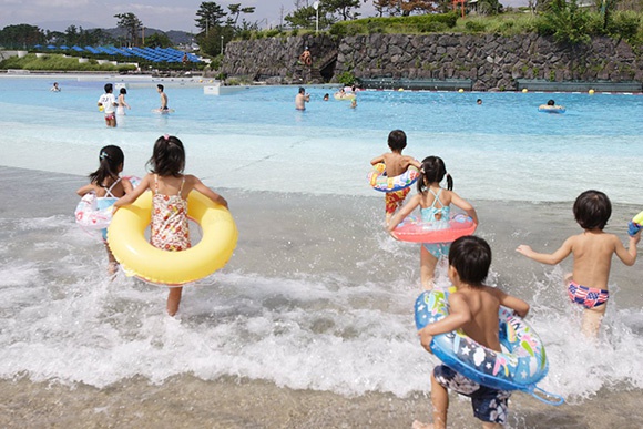 プールで遊ぶ子ども