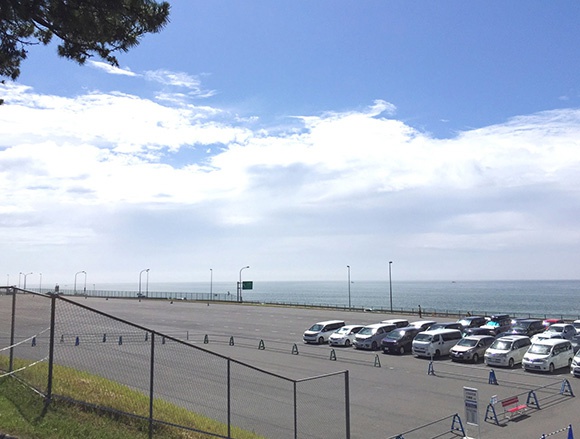 海が見える広い駐車場