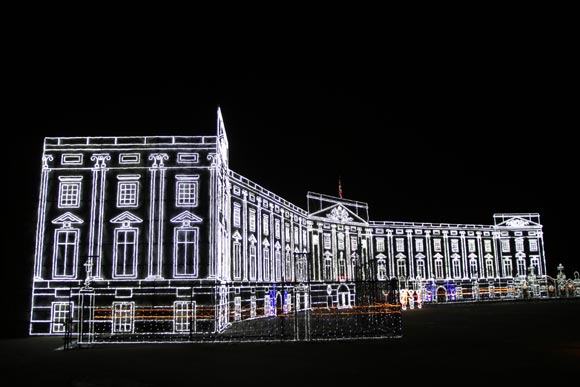 白い光で描かれた美しい宮殿