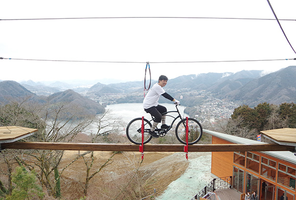 笑顔で自転車を漕ぐ男性