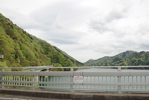 橋の上から望む宮ヶ瀬湖