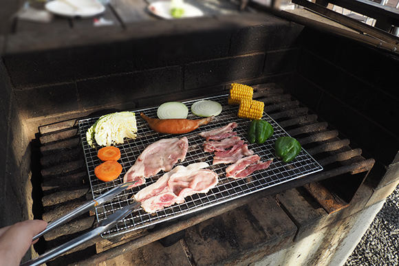 網の上で焼かれる食材