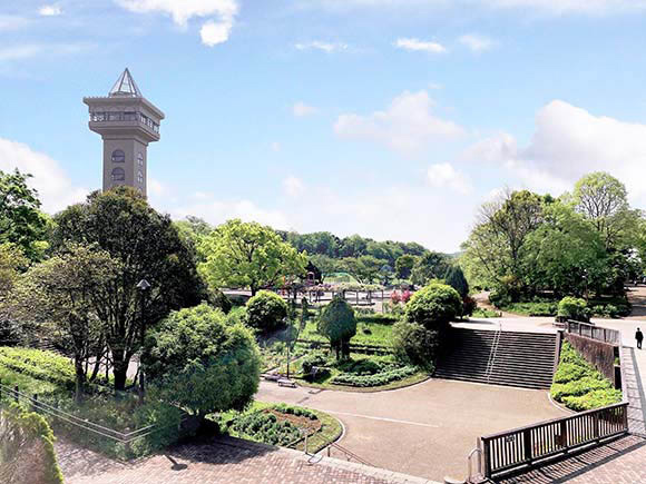 高い塔が立つ広々とした公園