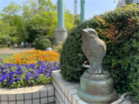 園内の鳥の銅像