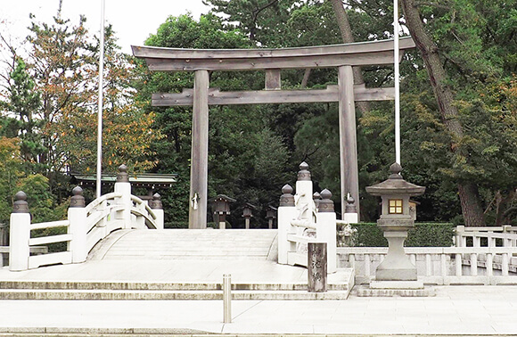 白い橋の先にある三の鳥居