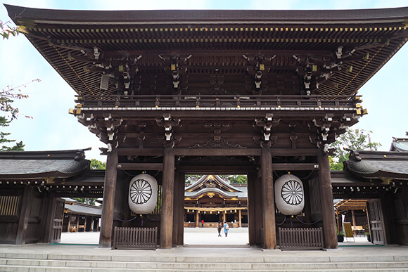 人が小さく見える巨大な神門