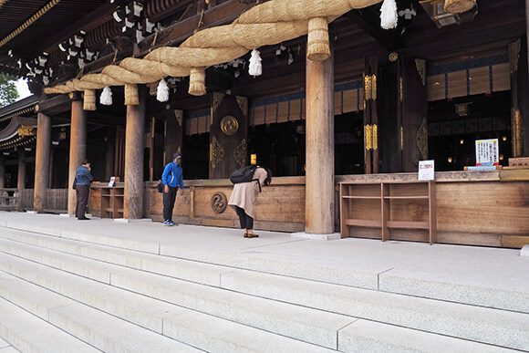 深く頭を下げお参りする女性