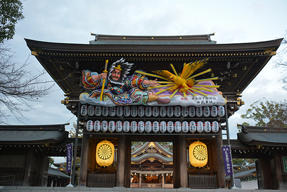 神門に飾られた雄々しいねぶた