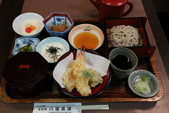 お蕎麦に天ぷらがついた御膳