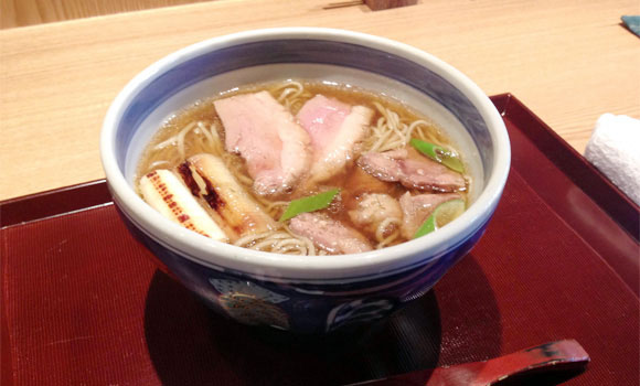 鴨肉とネギが入った蕎麦