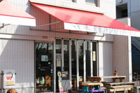赤いシェードのお店